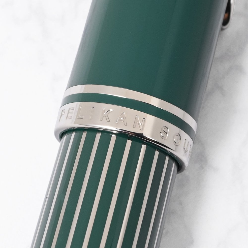 ペリカン Pelikan 万年筆 国内限定500本 スーべレーン メタルストライプグリーン M815 ペン先EF(極細字) 特別生産品 高級筆記具 インク特典有 文房具【スペシャルラッピング660円(別売り)】 送別会 誕生日 お中元 還暦祝い 結婚祝い 結婚式 高級 父の日 母の日 即日発送 クリスマスプレゼント 文房具 成人祝い ビジネス小物 ホワイトデー