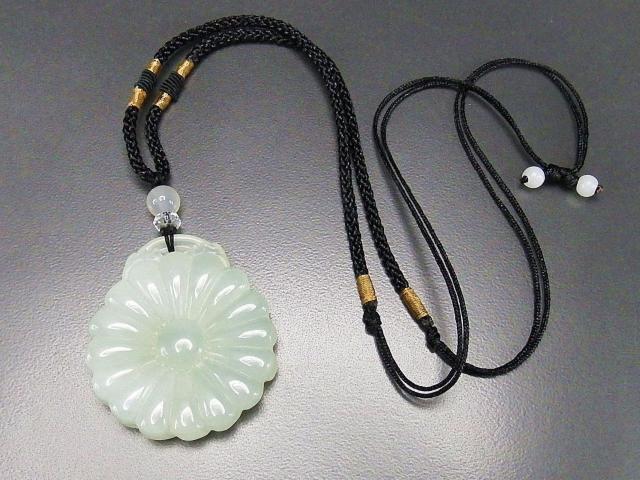 菊花紋彫りネフライト軟玉ヒスイ天然石ネックレス