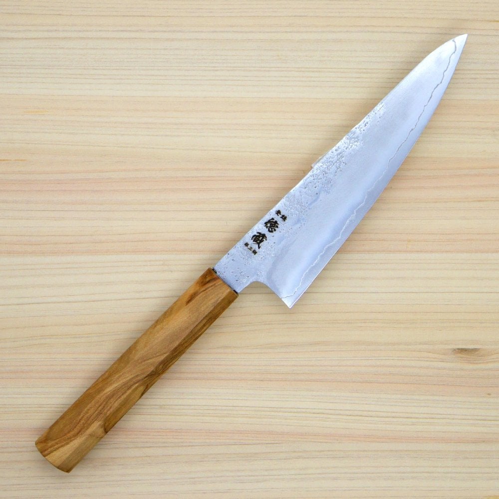 小三徳ステンレス包丁　150mm 銀三 梨地仕上げ オリーブ八角柄 日本製 徳蔵刃物 【TOKUZO KNIVES】 JAPAN Kitchen Knives 包丁 ほうちょう ホウチョウ 切れ味 家庭用 万能 両刃 お手入れ簡単 錆に強い プレゼント ギフト 贈り物 一生モノ ステンレス INOX・イノックス