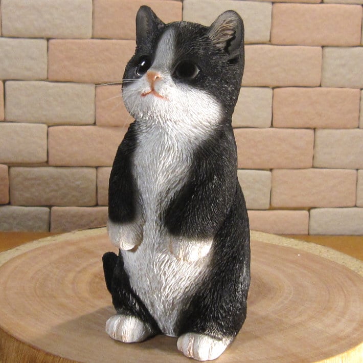 猫　置物 リアル　シンお願いキャット　４　ハチワレ　ネコ　動物オブジェ　ガーデン　オーナメント　店舗　カウンター　装飾　オブジェ　インテリア　玄関先　庭　ねこ好きさん人気ギフト　動物人気ギフト　クリスマスプレゼント　お誕生日祝い　母の日人気　父の日人気　敬老の日人気