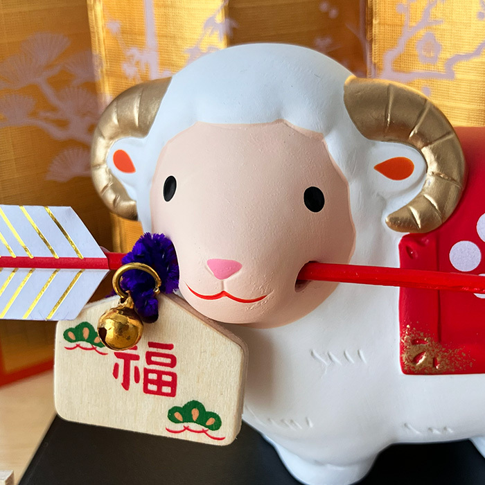 干支 置物 薬師窯 錦彩招福未 (破魔矢付) 86 干支の置物 羊 未 未年 陶器 ひつじ ヒツジ 2027年 干支置物 薬師 窯 の 置物 飾り 2027 迎春 正月 縁起 粗品 景品 伝統工芸・陶器の和遊感