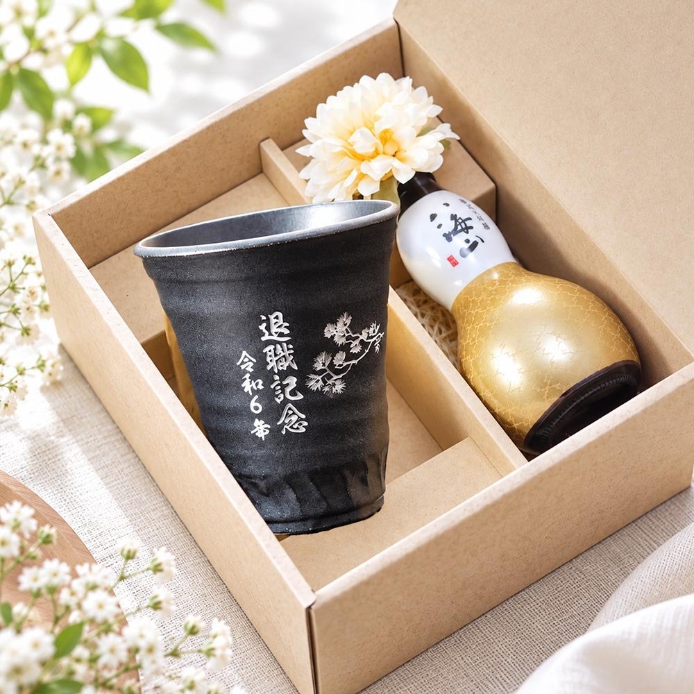 退職 異動 名入れ ギフト SXX 酒セット 日本酒 八海山 純米大吟醸 ひょうたん瓶 180ml & 美濃焼 和みゴブレット ビスマルク コサージュ付 ギフトBOX入り / プレゼント ギフト 退職 記念 誕生日 還暦 古希 喜寿 傘寿 米寿 緑寿 早寿 長寿 祝い