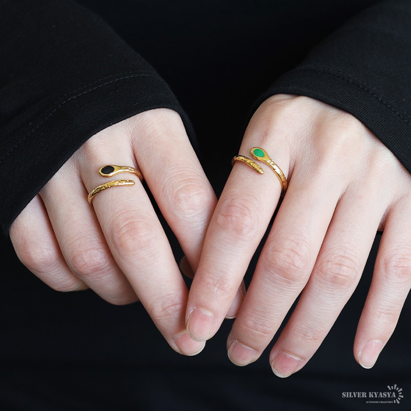 ステンレス スネークリング 2カラー ワンポイント 緑 黒 18KGP ゴールド gold 槌目 オープンリング フリーサイズ レディース 女性 指輪 金属アレルギー対応