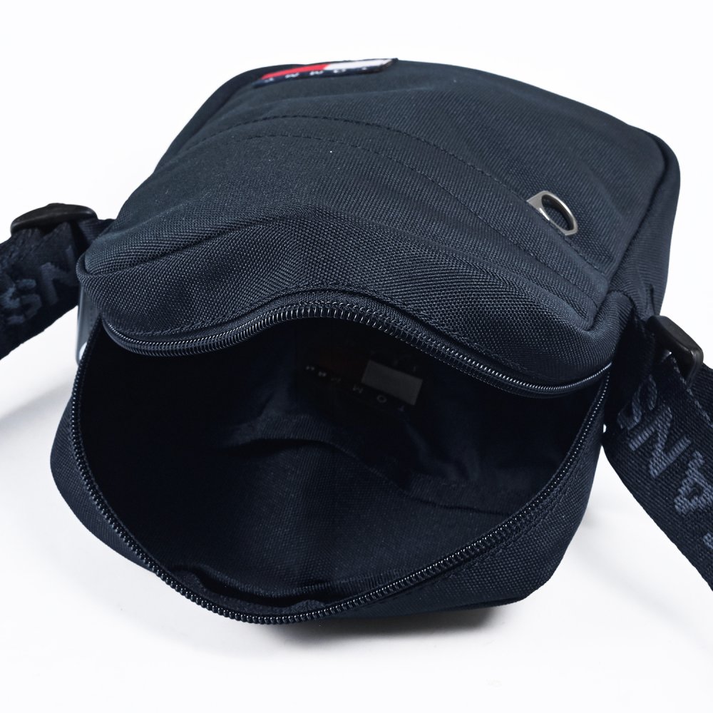 高品質ヨーロッパ輸入モデル トミーヒルフィガー TOMMY HILFIGER ショルダーバッグ メンズ TOMMY JEANS ESSENTIAL DAILY REPORTER ダークナイトネイビー AM0AM13710 C1G DARK NIGHT NAVY 送別会 誕生日 結婚祝い 結婚式 彼氏 息子 夫 男性 名刺入れ 高級 父の日 母の日 即日発送
