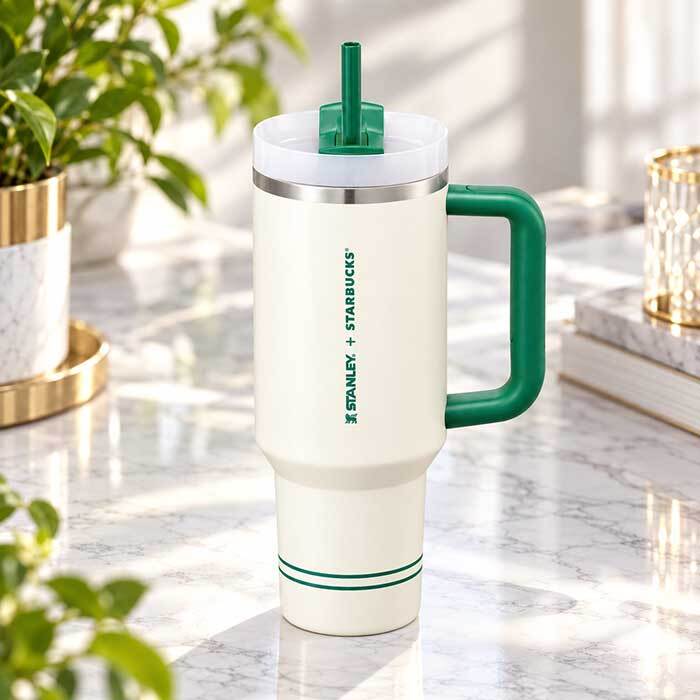 スタバ スタンレー コラボ タンブラー 1183ml ザ・クエンチャー グリーン 海外限定モデル ステンレスボトル ストロー付き 大容量 水筒 おしゃれ 保冷 アウトドア キャンプ オフィス プレゼント