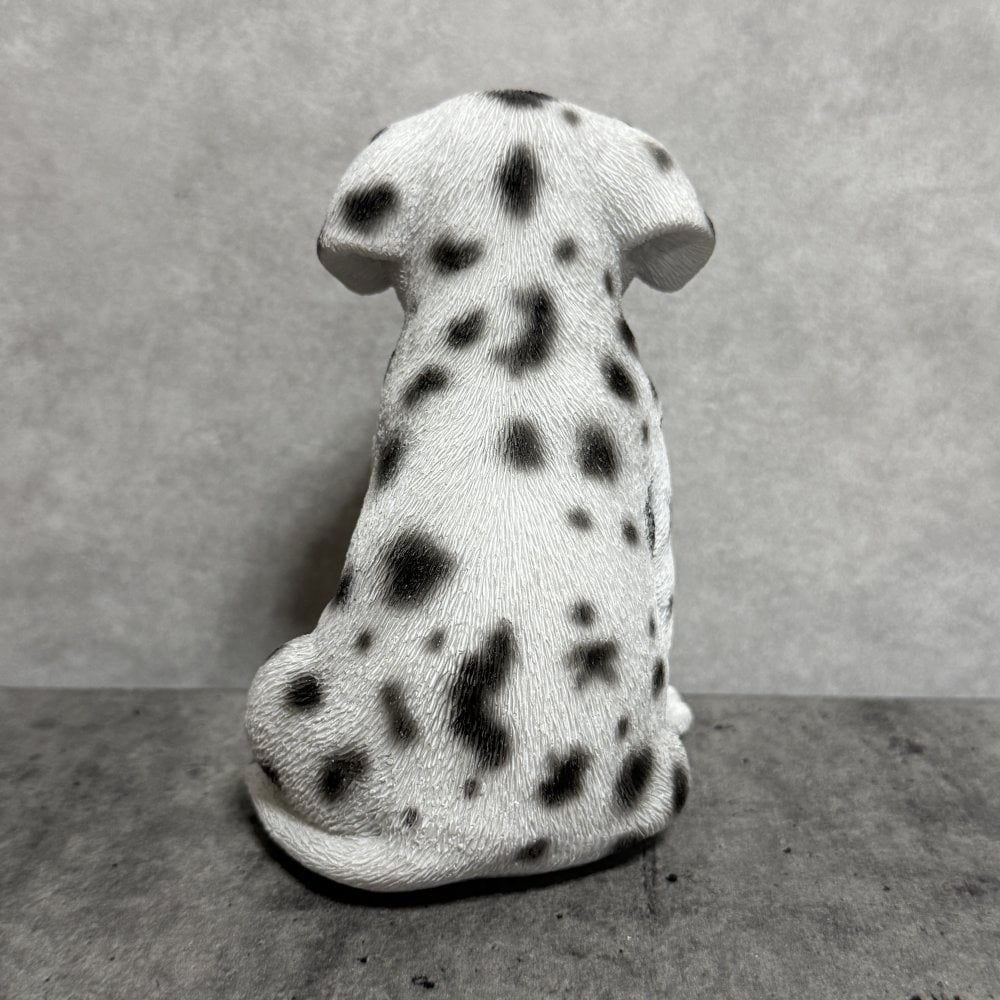 犬の置物 woobia ウービア お座りダルメシアン 子犬 リアル動物オーナメント 高さ12cm 青い瞳 イギリス職人手彩色 玄関 リビング 棚 インテリア 犬好き 誕生日 新築祝い 記念日 お祝い ギフト プレゼント かわいい