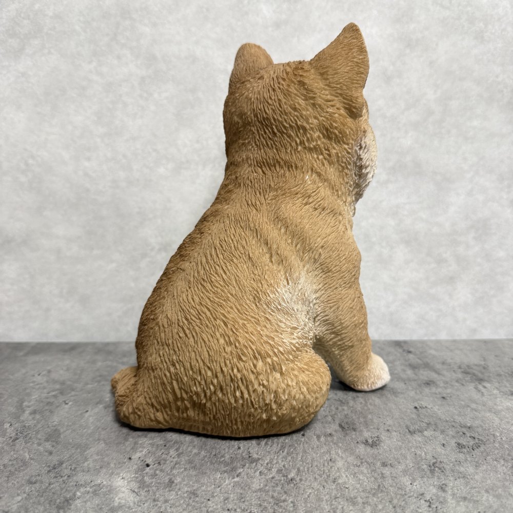犬の置物 woobia ウービア お座り柴犬 中 笑顔 リアル動物オーナメント 高さ20cm イギリス職人手彩色 縁起物 戌年 守護犬 玄関 リビング 店舗 インテリア 犬好き 新築祝い 開店祝い 出産祝い お祝い ギフト プレゼント かわいい