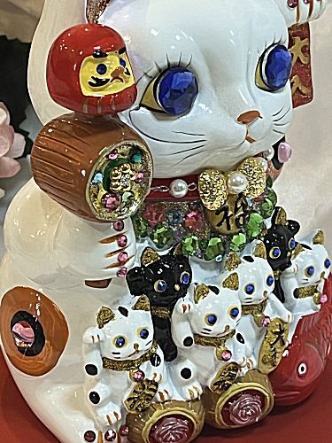 【招き猫がパワーアップ！】ゴージャス デコレーション 招福招き猫：Lサイズ（貯金箱）【贈り物に】猫 ねこ cat キャット デコレーション 置物 風水 鯛 俵 まねきねこ ラインストーン キラキラ 商売繁盛 開店祝い 合格祈願 御祝 内祝 縁起物 誕生日 記念日 母の日 お祝い 贈り物 プレゼント ギフト 可愛い かわいい