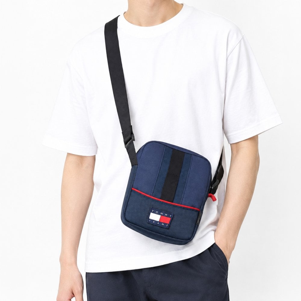 高品質ヨーロッパ輸入モデル トミーヒルフィガー TOMMY HILFIGER ショルダーバッグ TOMMY JEANS OUTDOORS REPORTER メンズ ネイビー AM0AM14617 C1G CORPORATE 送別会 誕生日 結婚祝い 結婚式 彼氏 息子 夫 男性 名刺入れ 高級 父の日 母の日 即日発送