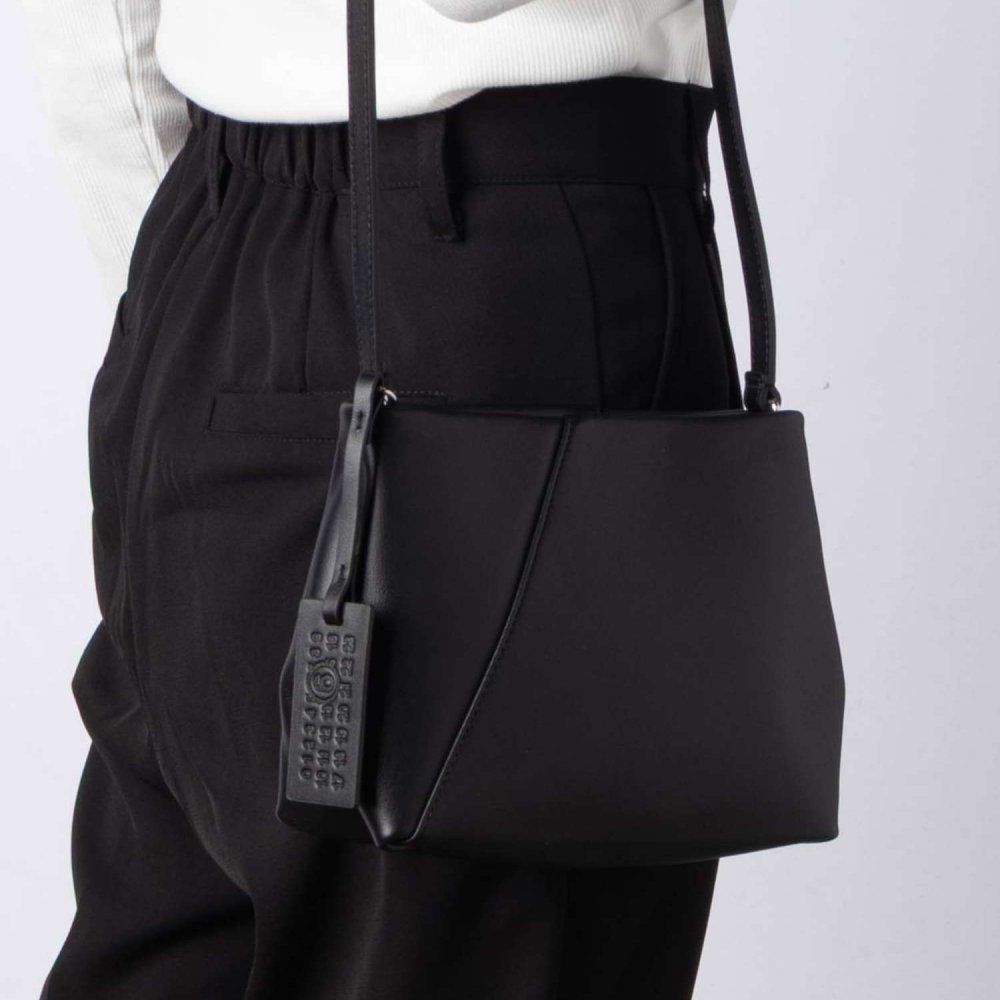 エムエム6 MM6 Maison Margiela メゾンマルジェラ Japanese FOLDED J SHOULDER BAG ジャパニーズ フォルデッド ショルダーバッグ SB5ZH0032 P8805 ユニセックス バッグ