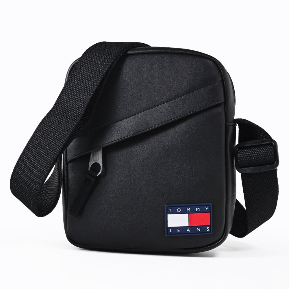 高品質ヨーロッパ輸入モデル トミーヒルフィガー TOMMY HILFIGER ショルダーバッグ TOMMY JEANS DAILY REPORTER メンズ ブラック AM0AM14608 BDS BLACK 送別会 誕生日 結婚祝い 結婚式 彼氏 息子 夫 男性 名刺入れ 高級 父の日 母の日 即日発送