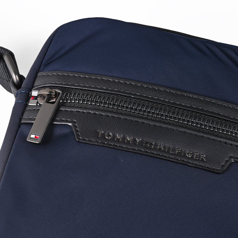 高品質ヨーロッパ輸入モデル トミーヒルフィガー TOMMY HILFIGER ショルダーバッグ NYLON MINI REPORTER メンズ スペースブルー AM0AM14688 DW6 SPACE BLUE 送別会 誕生日 結婚祝い 結婚式 彼氏 息子 夫 男性 名刺入れ 高級 父の日 母の日 即日発送