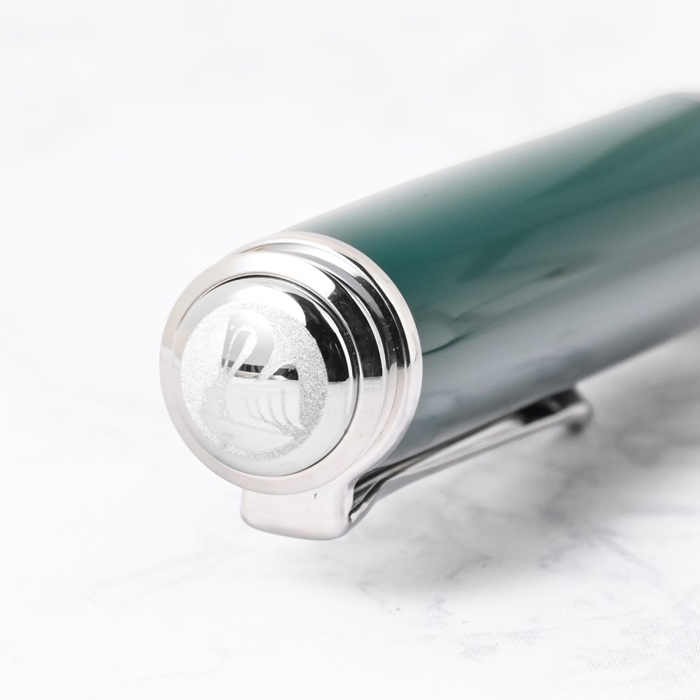 ペリカン Pelikan 万年筆 国内限定500本 スーべレーン メタルストライプグリーン M815 ペン先EF(極細字) 特別生産品 高級筆記具 インク特典有 文房具【スペシャルラッピング660円(別売り)】 送別会 誕生日 お中元 還暦祝い 結婚祝い 結婚式 高級 父の日 母の日 即日発送 クリスマスプレゼント 文房具 成人祝い ビジネス小物 ホワイトデー