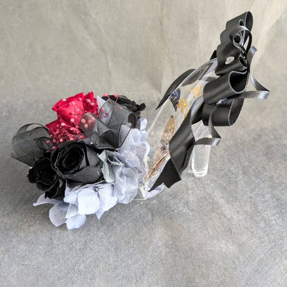 【プリザーブドフラワー／ガラスの靴ミニシリーズ】黒薔薇と赤薔薇のミニ薔薇とリボンのギフトシューズ♡