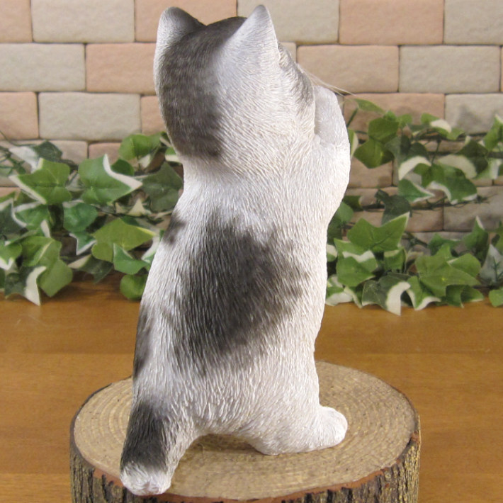 猫　置物 リアル　シンお願いキャット　１　ホワイト＆グレー　ネコ　動物オブジェ　ガーデン　オーナメント　店舗　カウンター　装飾　オブジェ　インテリア　玄関先　庭　ねこ好きさん人気ギフト　動物人気ギフト　クリスマスプレゼント　お誕生日祝い　母の日人気　父の日人気　敬老の日人気