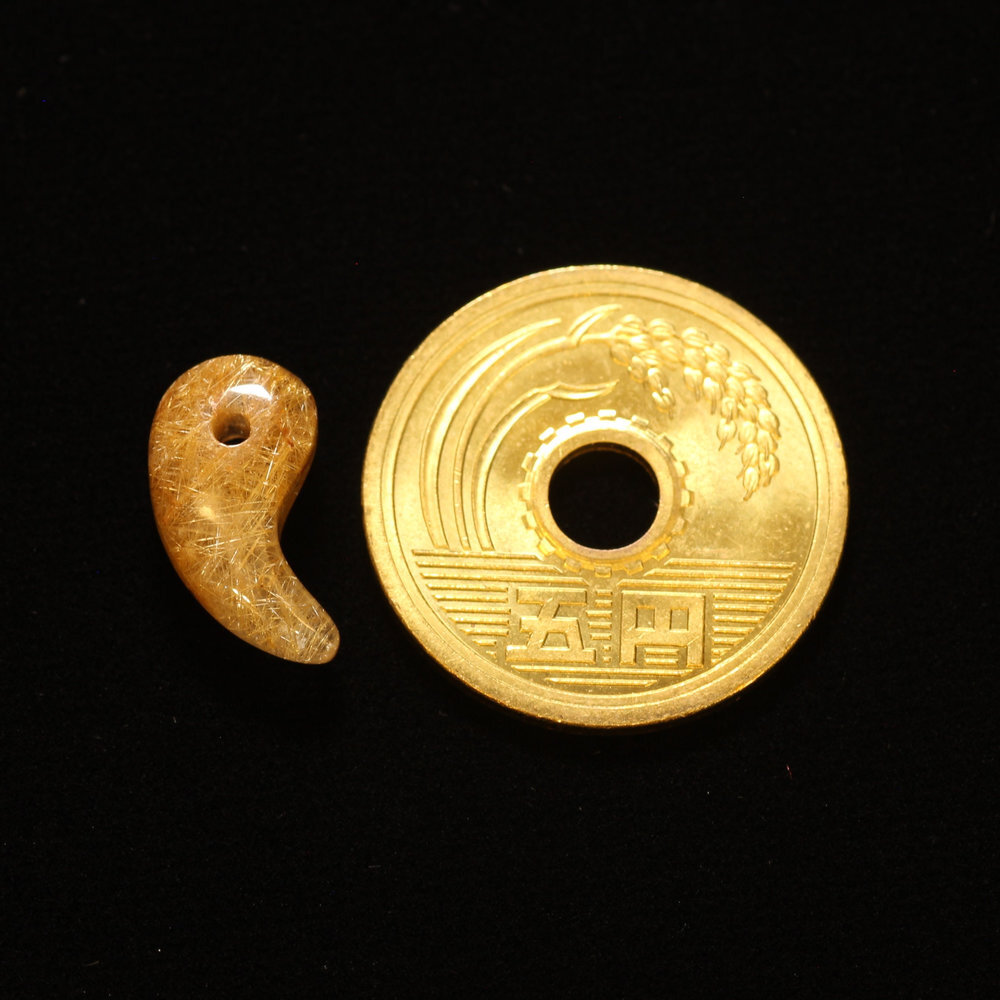 天然石 勾玉ゴールドルチル 約1g 華やかに黄金色に染まる 仕事運 成功 お守り GHM50 スエードコードor交換用ゴム付＆巾着付 財運 石 京海堂
