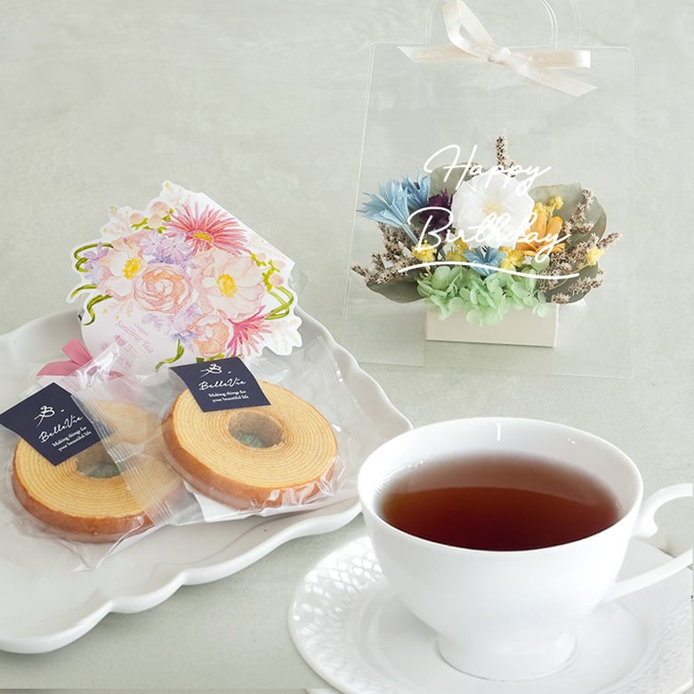 プリザーブドフラワーアレンジ フルールトートバッグプティ +バームクーヘンセット 【誕生日祝い】【母の日】【結婚祝い】【新築祝い】【退職祝い】【お菓子】【バウムクーヘン】【メッセージカード無料】 