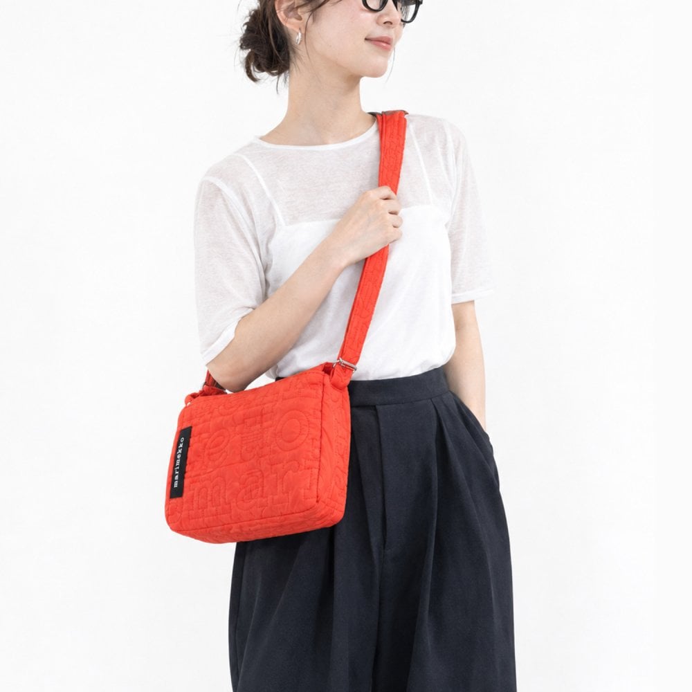 マリメッコ marimekko ショルダーバッグ Joy ジョイ クロスボディ S 2026冬新作 ブランドロゴ レディース レッド 96114 096114 300 北欧雑貨 北欧デザイン 送別会 誕生日 お中元 結婚祝い 結婚式 高級 父の日 母の日 ホワイトデー