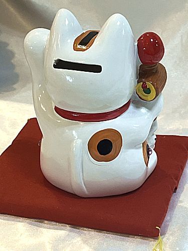 【招き猫がパワーアップ！】ゴージャス デコレーション 招福招き猫：Mサイズ（貯金箱）【贈り物に】猫 ねこ cat キャット デコレーション 置物 風水 鯛 俵 まねきねこ ラインストーン キラキラ 商売繁盛 開店祝い 合格祈願 御祝 内祝 縁起物 誕生日 記念日 母の日 お祝い 贈り物 プレゼント ギフト 可愛い かわいい