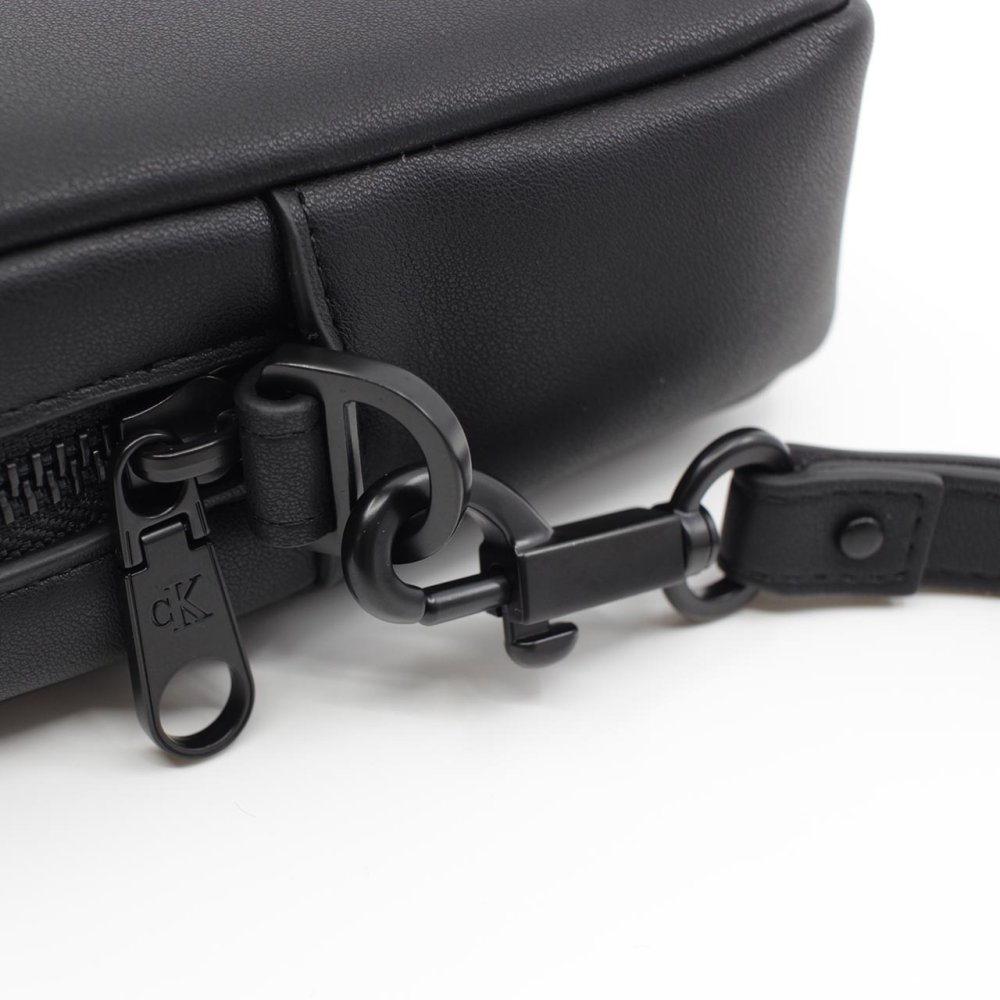 カルバンクライン　CK　Calvin Klein　セカンドバッグ　LV04D1257G UB1　ブラック BLACK　BOLD POUCH WITH HANDLE　ボールド ポーチ ウィズ ハンドル　クラッチバッグ　Europeライン