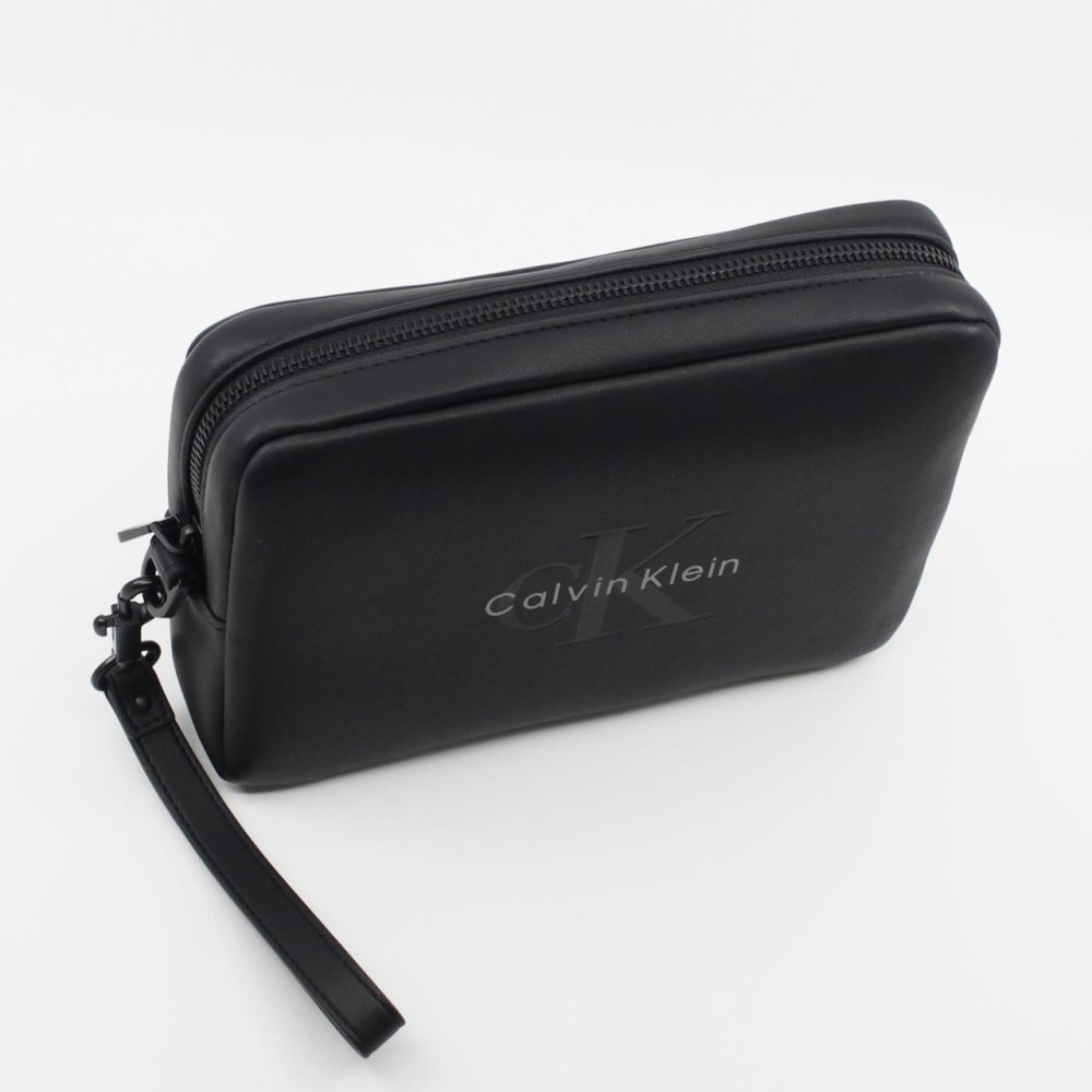 カルバンクライン　CK　Calvin Klein　セカンドバッグ　LV04D1257G UB1　ブラック BLACK　BOLD POUCH WITH HANDLE　ボールド ポーチ ウィズ ハンドル　クラッチバッグ　Europeライン