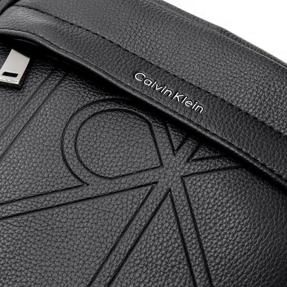 カルバンクライン ショルダーバッグ メンズ Calvin Klein EMBLEM AOP EMBOSS REPORTER 斜めがけ クロスボディ ミニショルダー ロゴ型押し ブラック 黒 ポリウレタン コンパクト 通勤 LV04D3331G-UB1