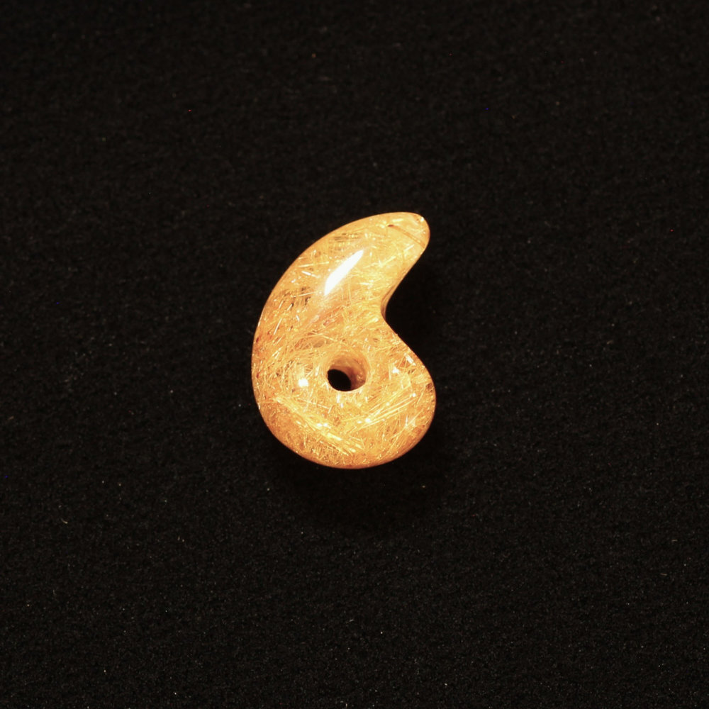 天然石 勾玉ゴールドルチル 約0.6g 丸みのあるふっくらしたフォルム 仕事運 成功 お守り GHM53 交換用ゴム＆巾着付 財運 石 京海堂