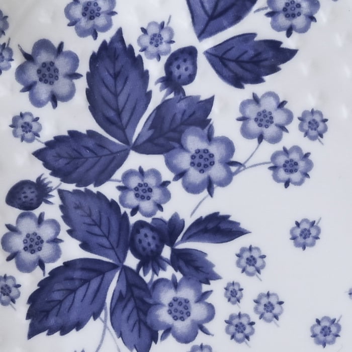 ウェッジウッド ストロベリー ブルーム インディゴ スモールプレート ペア 1053164 wedgwood  取り皿 おしゃれ 14cm 銘々皿 お皿 ブランド 高級 白 陶器 結婚祝い 内祝い 新築祝 誕生日 プレゼント ギフト 電子レンジ 食洗機対応 引き出物 【正規品】