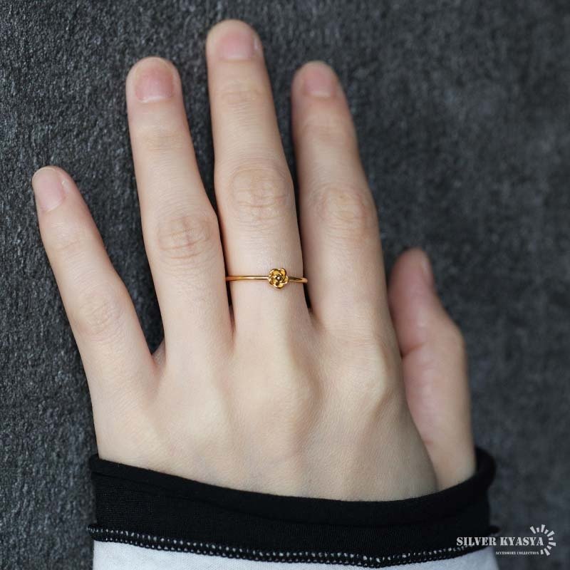 ステンレス フラワーリング ローズリング 細身 可愛い ゴールド 指輪 シンプル お洒落 ピンキー 細め ワンポイント 花 薔薇 一輪 プチプラ レディース 女性 金属アレルギー対応