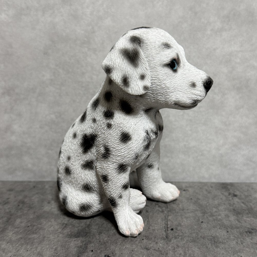 犬の置物 woobia ウービア お座りダルメシアン 子犬 リアル動物オーナメント 高さ12cm 青い瞳 イギリス職人手彩色 玄関 リビング 棚 インテリア 犬好き 誕生日 新築祝い 記念日 お祝い ギフト プレゼント かわいい