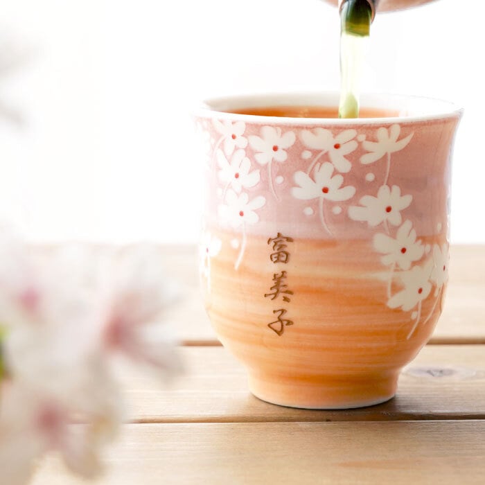 【 送料無料 】【 名入れ 美濃焼 花舞う 湯呑み 】湯のみ 湯呑 湯飲み ゆのみ 和食器 おしゃれ かわいい 名前入り 名入り ギフト 誕生日 プレゼント 父 旦那 夫 祖父 母 祖母 男性 女性 退職祝い 還暦祝い 古希祝い 長寿祝い 記念品 贈り物 おすすめ お祝い 