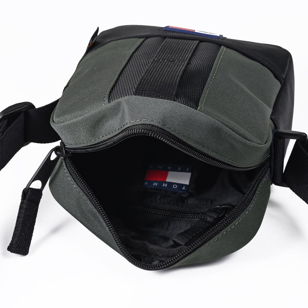 高品質ヨーロッパ輸入モデル トミーヒルフィガー TOMMY HILFIGER ショルダーバッグ TOMMY JEANS OUTDOORS REPORTER メンズ ブラック AM0AM14617 BDS BLACK 送別会 誕生日 結婚祝い 結婚式 彼氏 息子 夫 男性 名刺入れ 高級 父の日 母の日 即日発送