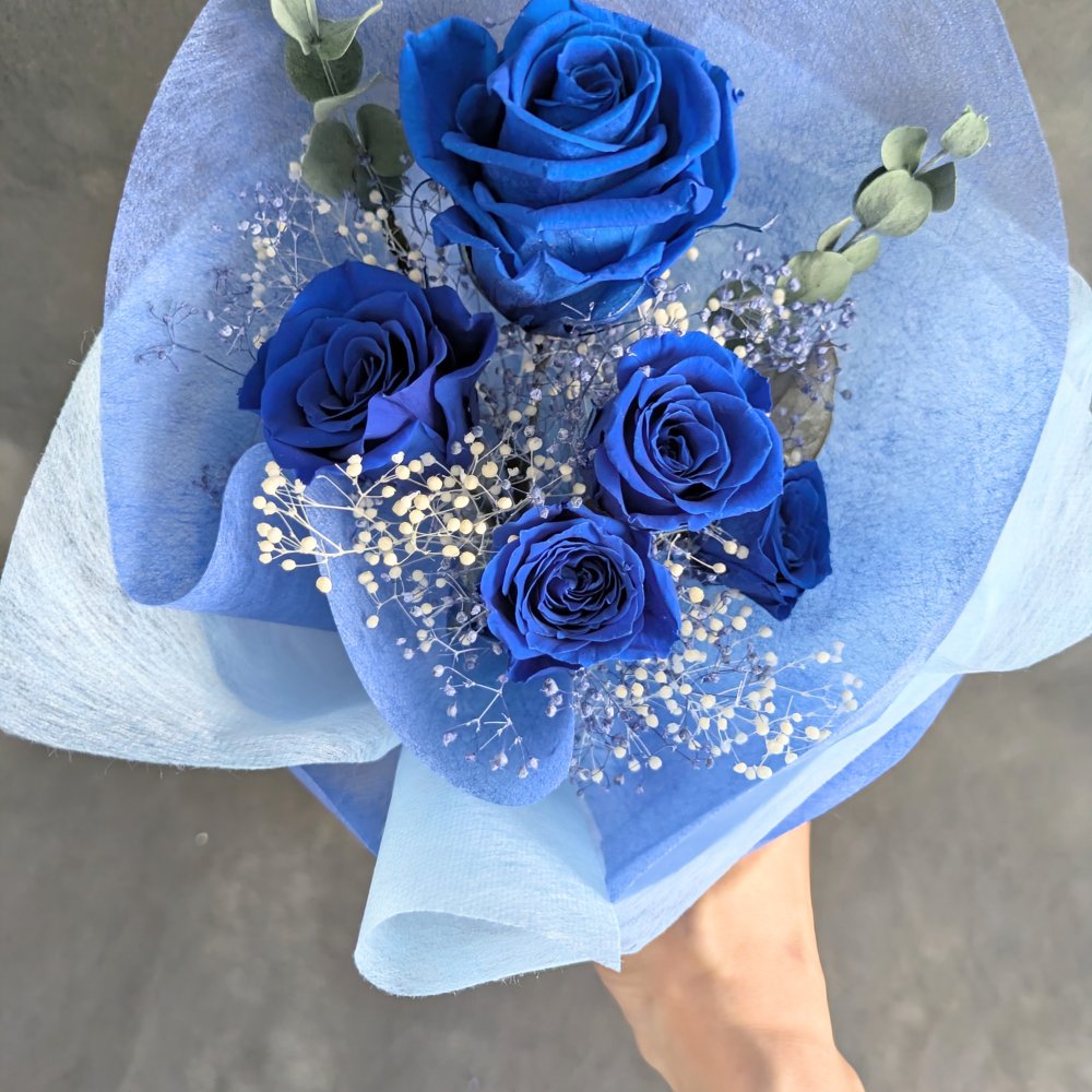 プリザーブドフラワー青い薔薇5輪とかすみ草のふんわり花束（花束ラッピング）