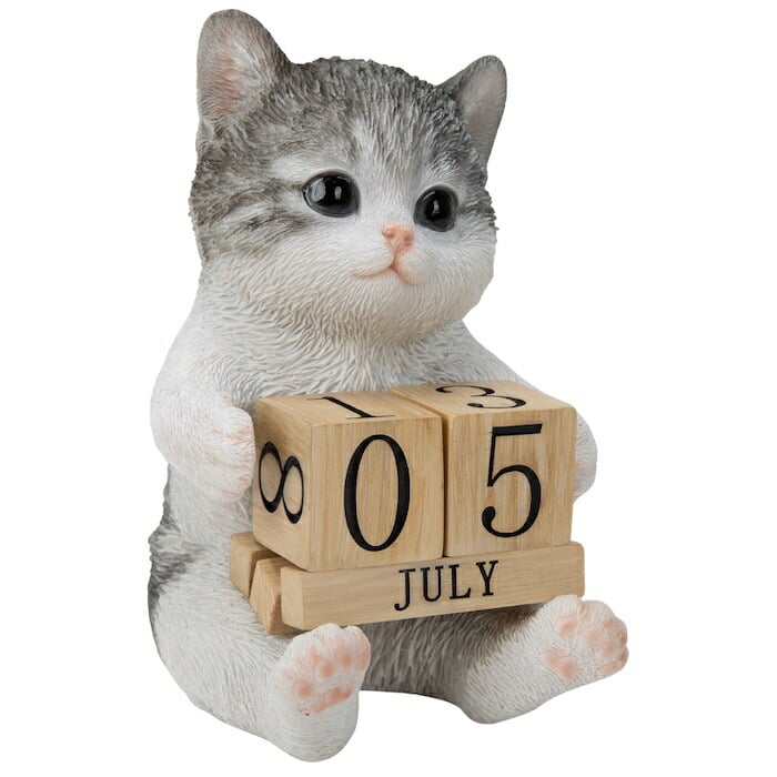 置物 猫 サバトラ白猫 万年カレンダー 高さ11cm woobia ウービア リアル かわいい おしゃれ 玄関 デスク インテリア 卓上カレンダー 日めくり ねこ ネコ 動物 癒し 棚 オフィス 日付 ねこ雑貨 プレゼント ギフト 新築祝い 猫好き