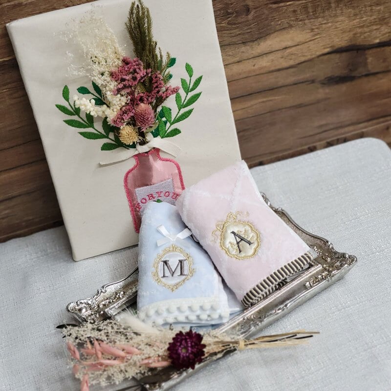 タオルハンカチ アルファベットタオル ハンカチ イニシャル 刺繍 おしゃれ かわいい レディース ハンドタオル ミニギフト リボン ワンポイント 高級感 個別包装 ふわふわ フリル 大人女子 人気 推し ウェディング プレゼント ギフト 綿100％