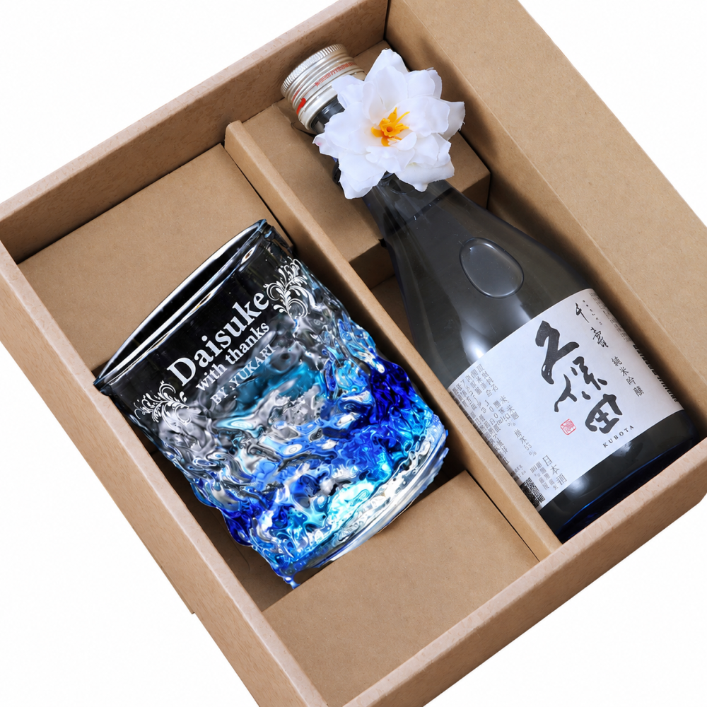 退職 異動 名入れ SXX 酒セット 日本酒 久保田 千寿 純米吟醸 300ml & 琉球ガラス 元祖 美ら海 ロックタンブラー コサージュ付 ギフトBOX入り / プレゼント ギフト 退職 記念 誕生日 還暦 古希 喜寿 傘寿 米寿 緑寿 早寿 長寿 祝い 青 水 緑 選べるカラー