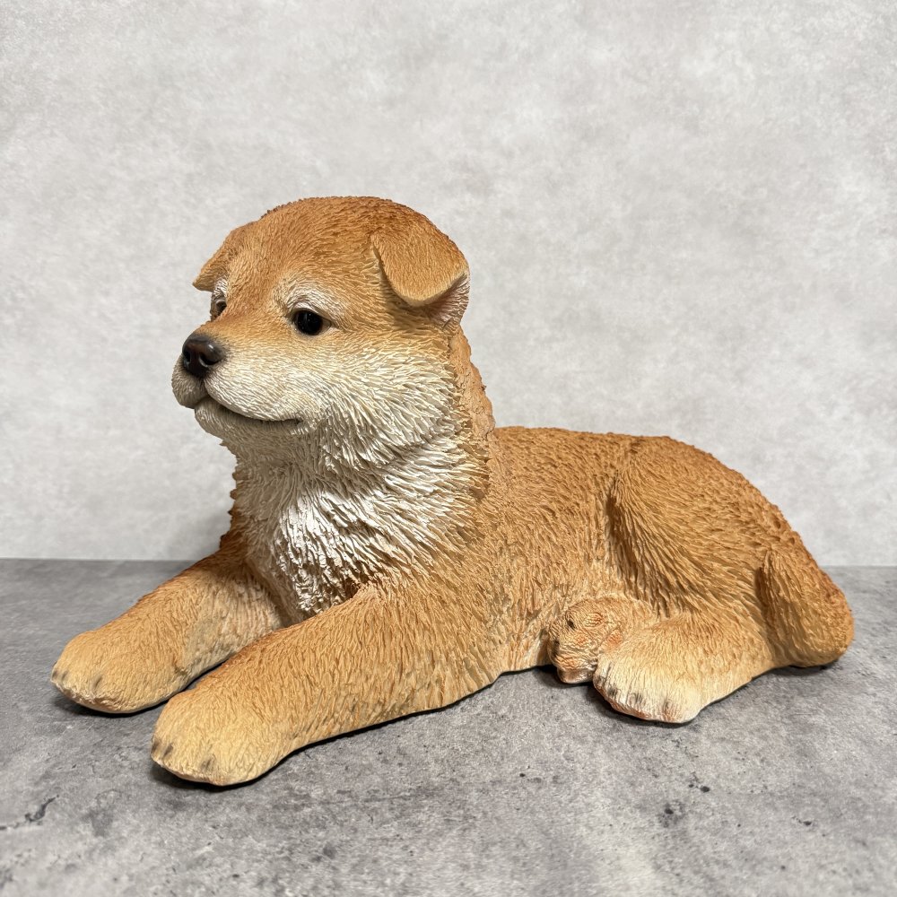 犬の置物 寝そべる秋田犬 横幅31cm woobia ウービア 大きい かわいい おしゃれ ガーデン インテリア オブジェ 可愛い プレゼント 北欧 玄関 雑貨 動物 モダン 面白い 庭 ギフト 屋外 家 リアル 玄関先 ガーデンオーナメント