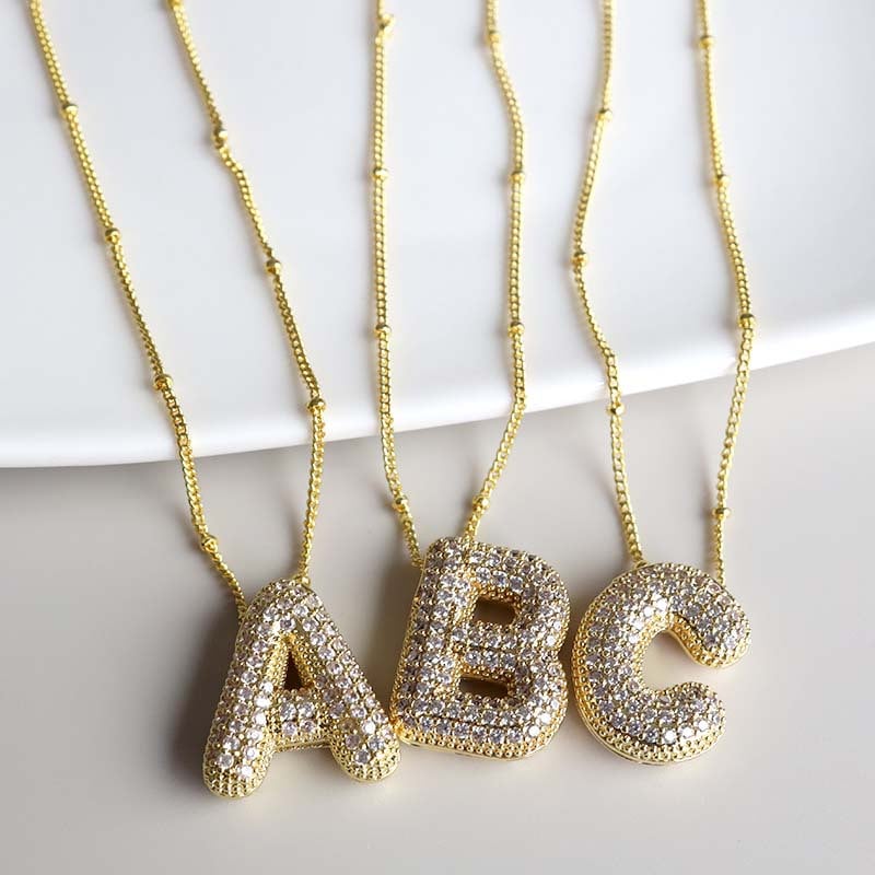 ステンレス イニシャルネックレス 大ぶり ゴールド パヴェ レディース ペンダント 英文字 AからZ 全26タイプ ストーン ぷっくり モチーフ チェーン ビーズ 華やか 上品 大人可愛い カジュアル アクセサリー 金属アレルギー対応