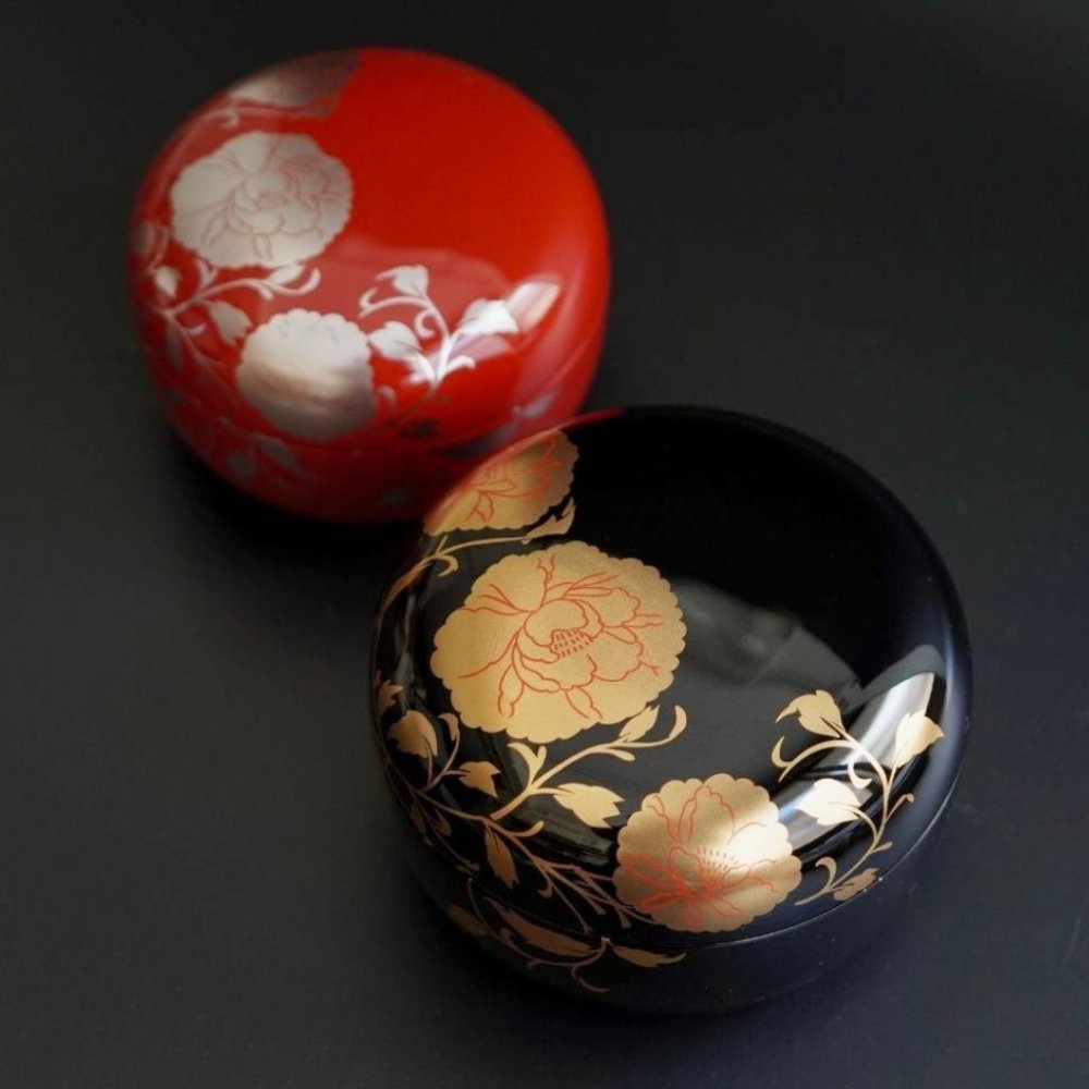 【越前 華唐草ボンボニエール（黒/朱）】小箱 小物入れ お菓子入れ キャンディーボックス【ラッピング・熨斗対応可】【海外への日本土産に】誕生日 両親 父 母 夫婦 祖父母 結婚記念日 父の日 母の日 敬老の日 ペア 友達 カップル パートナー お揃い 家族 おしゃれ 結婚祝い 新築祝い  和モダン 国内生産 内祝い 上品 優美 上司 先輩 後輩 新生活　工芸品　漆　漆塗り　越前塗　蒔絵