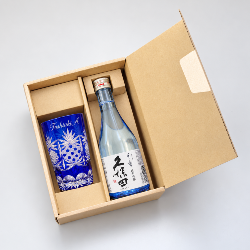 退職 異動 名入れ ギフト SXX 酒セット 日本酒 久保田 千寿 純米吟醸 300ml & 瑠璃切子グラス コサージュ付 ギフトBOX入り / プレゼント ギフト 退職 記念 誕生日 長寿 祝い ブルー SALE価格 数量限定