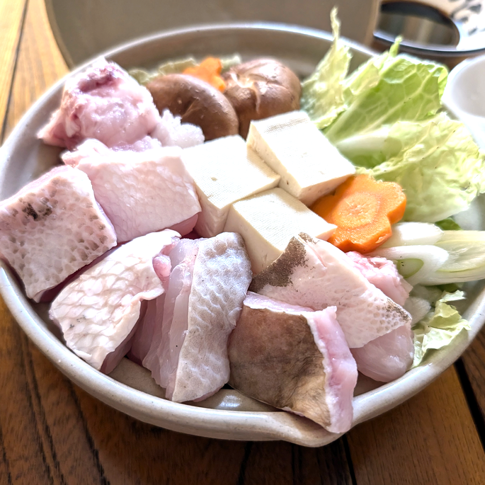 幻の高級魚　天然本クエ鍋セット（冷凍）約500ｇ（身とアラ）約2～3人前  大きなクエ使用 　送料無料　※北海道、東北、沖縄は送料別途加算 本クエ くえ 九絵 アラ クエ 魚 クエ鍋 海鮮鍋 高級魚