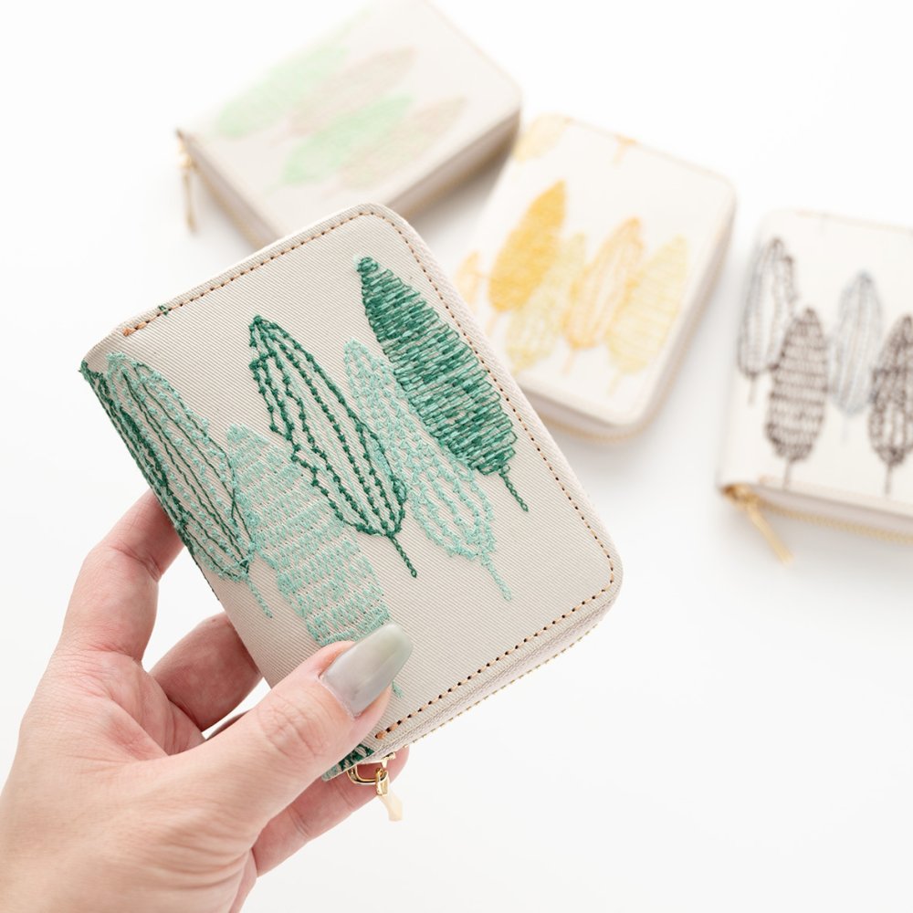 お札が折れない コンパクトウォレット 【 季節の森 】 全面 刺繍 北欧風