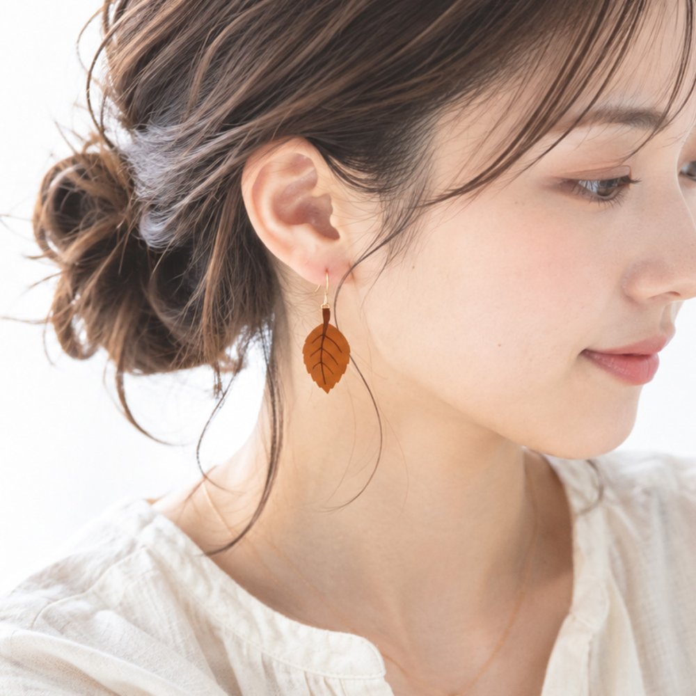 栃木レザー ピアス 【 風に舞う落ち葉 】 本革 フックピアス サージカルステンレス