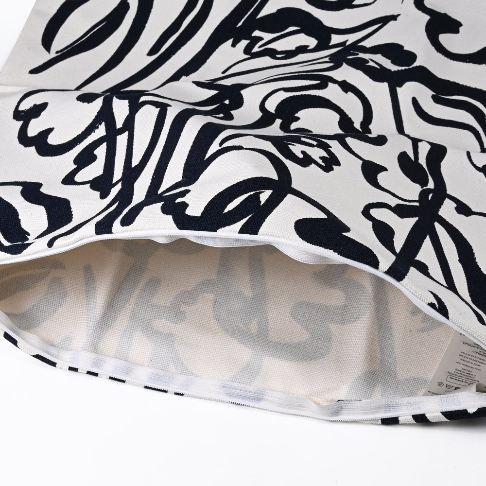 マリメッコ marimekko クッションカバー 50×50cm Ensikukat エンシクカット オフホワイト ダークブルー 76027 076027 850 ヌードクッション別売り 北欧雑貨 北欧デザイン 送別会 誕生日 お中元 結婚祝い 結婚式 高級 父の日 母の日【スペシャルラッピング660円(別売り)】 ホワイトデー ネコポス