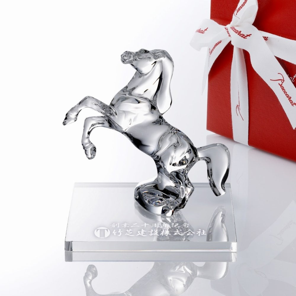 Baccarat バカラ いななく馬 20.1cm・当店オリジナル クリスタルガラス台座 20×20cm セット 名入れ彫刻代込み 名入れ 名前入り 彫刻 刻印 ギフト 記念品 誕生日 受賞 祝い 法人 開店 周年 高級 ブランド 置物 オーナメント 2026 午 クリスタル