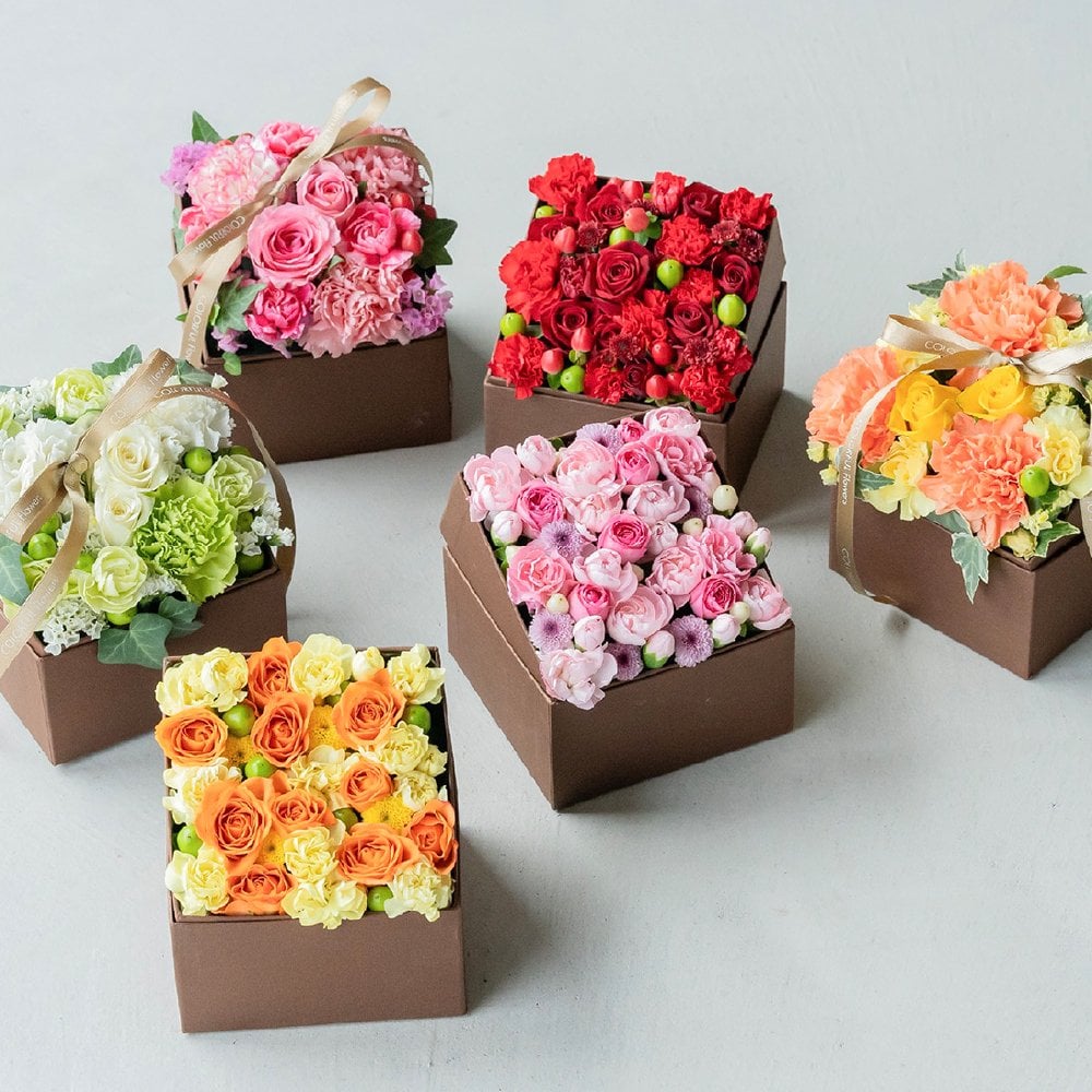 <季節のお花おまかせ>フラワーギフトボックスアレンジメント　リボン付き　 そのまま飾れる 生花 花市場から直送  父の日 お祝い お誕生日 結婚祝い フラワーボックス バラ カーネーション かわいい おしゃれ 女性 ギフト プレゼント 即日発送 手提げ付き  メッセージカード無料
