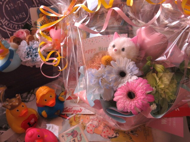 猫 入り フラワーアレンジメント 誕生日 デザイナーにおまかせ 生花使用 Sサイズ ねこ ネコ