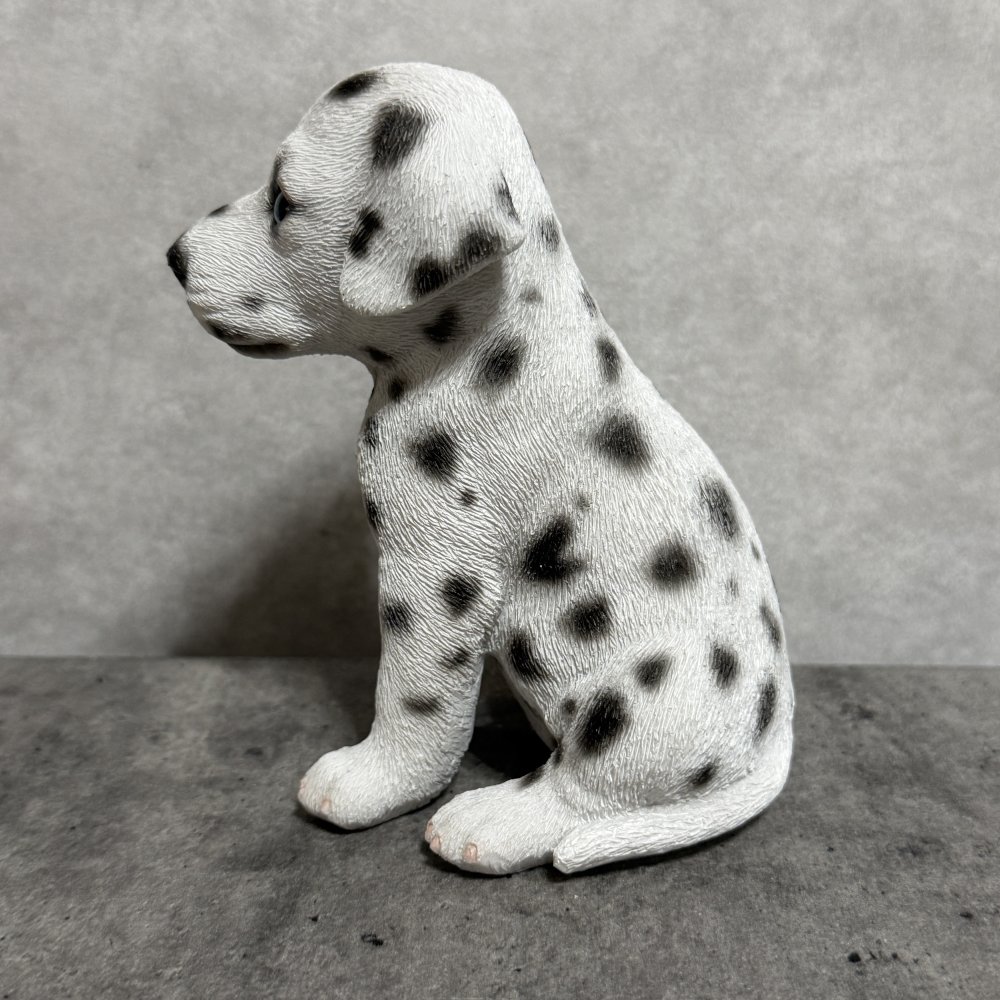 犬の置物 woobia ウービア お座りダルメシアン 子犬 リアル動物オーナメント 高さ12cm 青い瞳 イギリス職人手彩色 玄関 リビング 棚 インテリア 犬好き 誕生日 新築祝い 記念日 お祝い ギフト プレゼント かわいい
