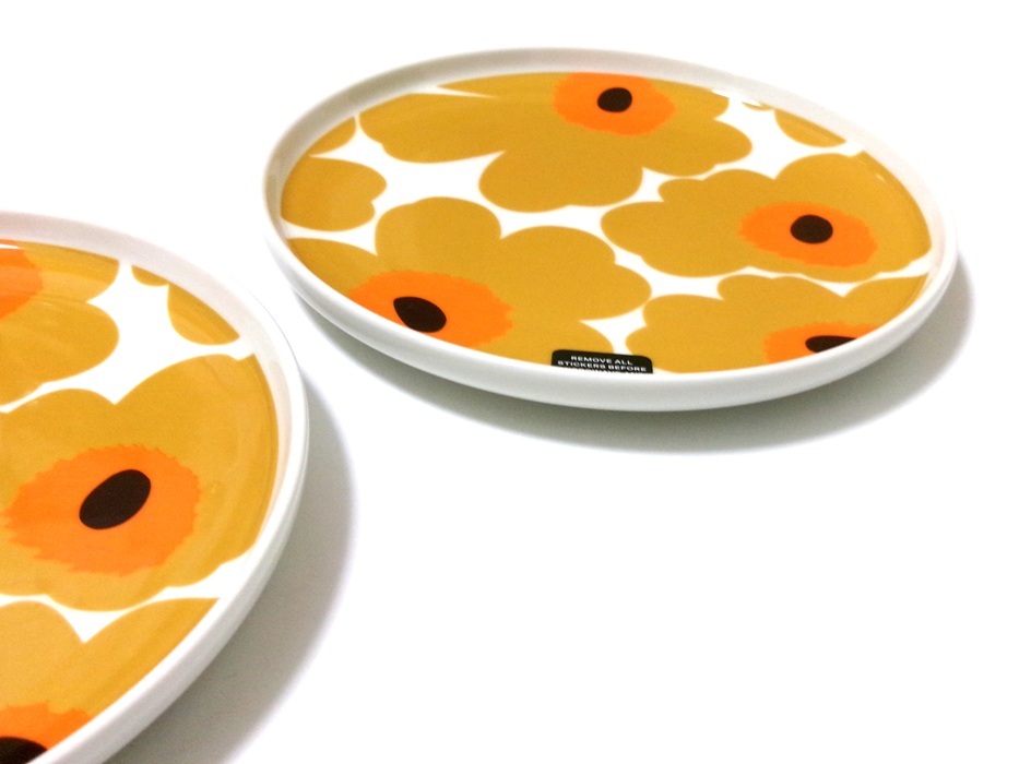 マリメッコmarimekko  ウニッコ 74564-182 プレート 20cm ホワイト/キャラメル/ウォームオレンジ　ペア【御結婚御祝・内祝・新築御祝・還暦御祝・御礼・寿・ギフト包装可能】
