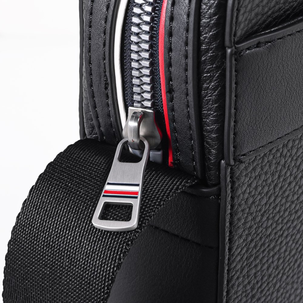 高品質ヨーロッパ輸入モデル トミーヒルフィガー TOMMY HILFIGER ショルダーバッグ メンズ CENTRAL MINI CROSSOVER ブラック AM0AM14698 BDS BLACK 送別会 誕生日 結婚祝い 結婚式 彼氏 息子 夫 男性 名刺入れ 高級 父の日 母の日 即日発送